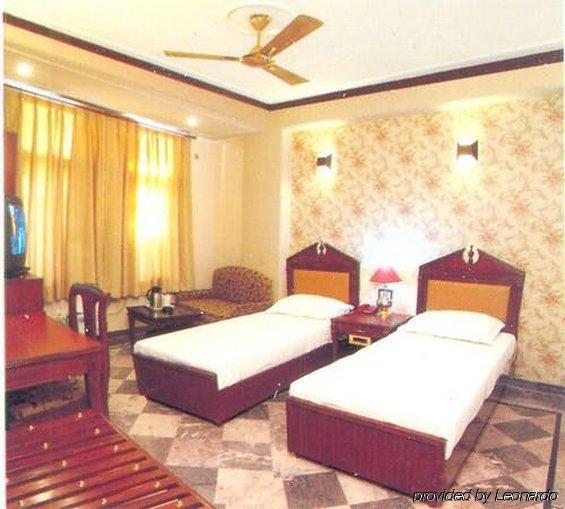 Hotel Sunstar Grand Dillí Pokoj fotografie